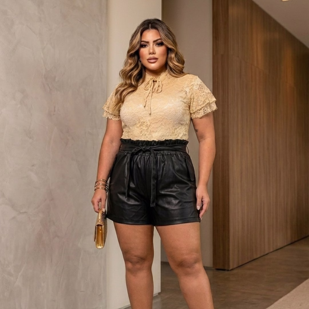 Blusa plus size de renda poliamida preta com gola alta e detalhe de laço frontal ajustável, vestindo modelo curva com caimento elegante.