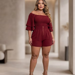 Curvas realçadas em tamanho 54 com o Conjunto Capri em alfaiataria, blusa com ombros estruturados em Elastec e short de cintura alta modeladora.